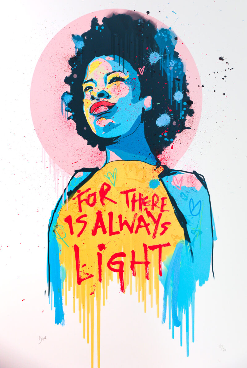 "For There is Always Light" er et håndkolorert silketrykk av gatekunstneren Dish. Trykket er fargerikt og viser et portrett av en kvinne i blå, gul og rosa farge.