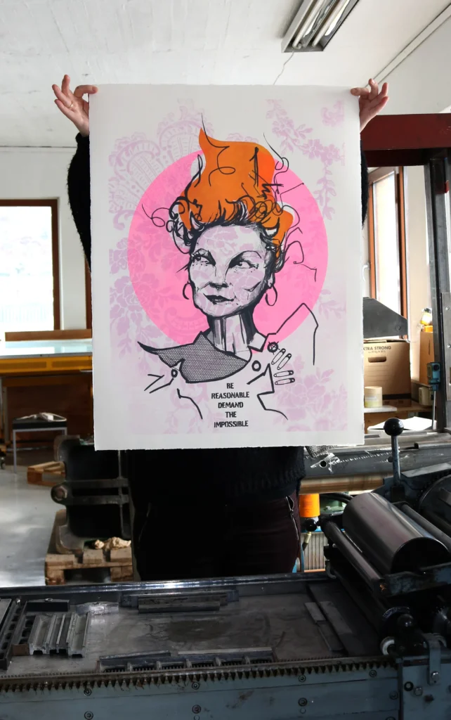 Dish - Vivienne Westwood - The Pink edition. Silketrykk i rosa og oransje farger.