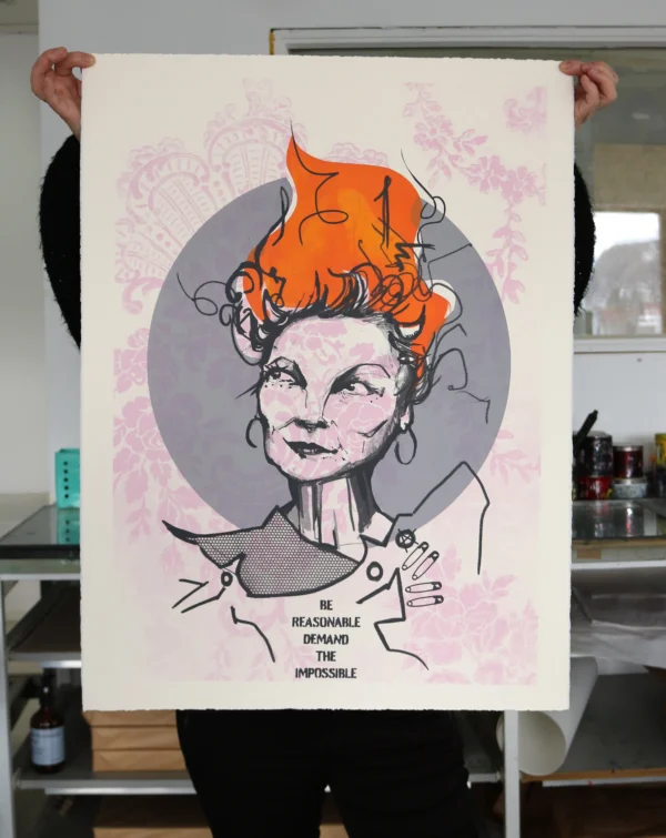 Silketrykket "Vivienne Westwood - The Grey Edition" av kunstner Dish i grå og oransje farger.