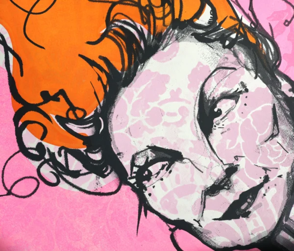 Detalj av silketrykket "Vivienne Westwood - The Pink Edition" av kunstner Dish i rosa og oransje farger