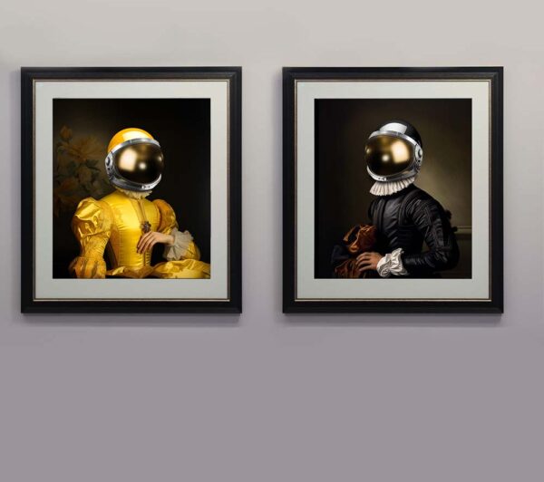 Kunstverkene "Spacelady Bergen" og "Spaceman Bergen" av Slasky utstilt i ramme. Kunstneren blander urban kunst med tradisjonell kunst for å skape spennende motiver