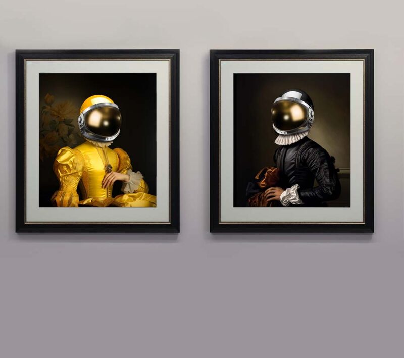 Kunstverkene "Spacelady Bergen" og "Spaceman Bergen" av Slasky utstilt i ramme. Kunstneren blander urban kunst med tradisjonell kunst for å skape spennende motiver