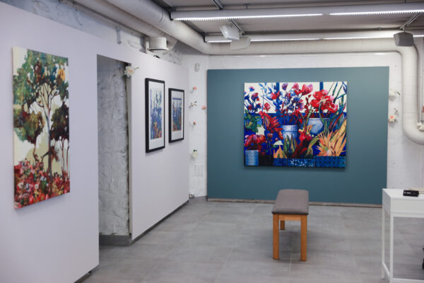 Fra soloutstillingen "Arboretum" av Luis Bivar på Galleri GEO i Bergen. Fargerik og surrealistisk kunst som viser planter og skoger.