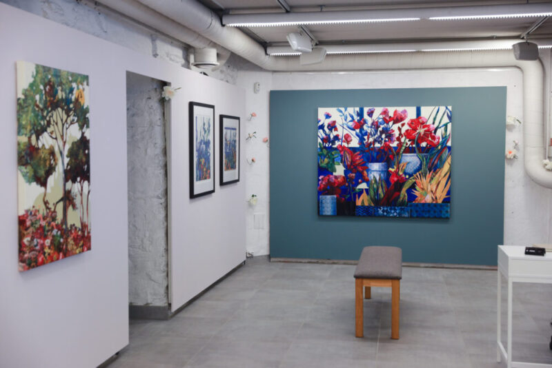 Fra soloutstillingen "Arboretum" av Luis Bivar på Galleri GEO i Bergen. Fargerik og surrealistisk kunst som viser planter og skoger.