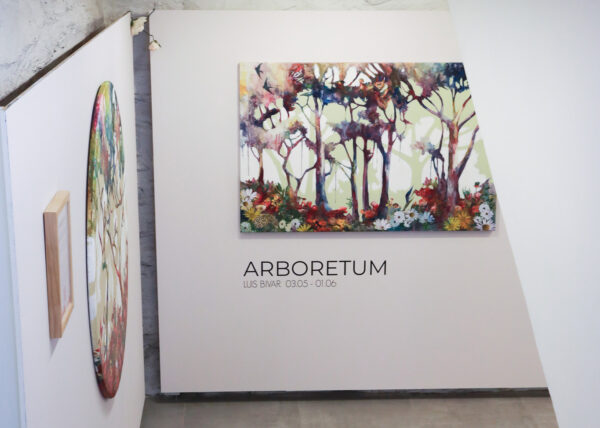 Fra soloutstillingen "Arboretum" av Luis Bivar på Galleri GEO i Bergen. Fargerik og surrealistisk kunst som viser planter og skoger.
