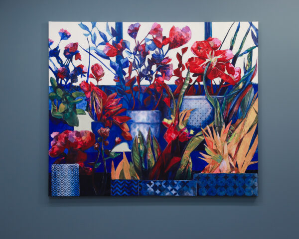 "Invernarium" er et stort originalt kunstverk på lerret av kunstner Luis Bivar i blå og rosa toner. Motivet viser blomster og planter i en surrealistisk stil.