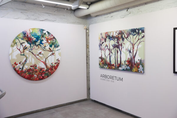 Kunstutstillingen "Arboretum" av kunstner Luis Bivar ble vist på Galleri GEO i Bergen sentrum. Utstillingen består av surrealistiske motiver av skog og blomster.
