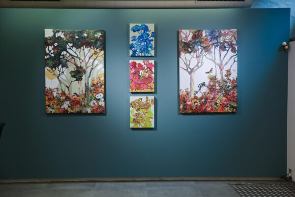 Fra Luis Bivars kunstutstilling "Arboretum" på Galleri GEO i Bergen. Kunstutstillingen viser surrealistiske landskap og botaniske motiver som myldrer av liv og detaljer.