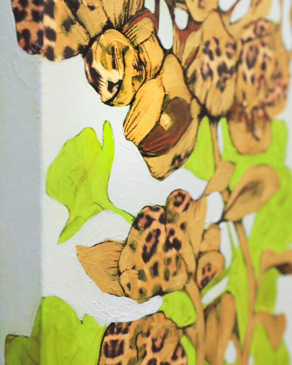 Detalj fra kunstverket Herbarium #2 av kunstner Luis Bivar. Gule toner og en surrealistisk plante som er i bevegelse.
