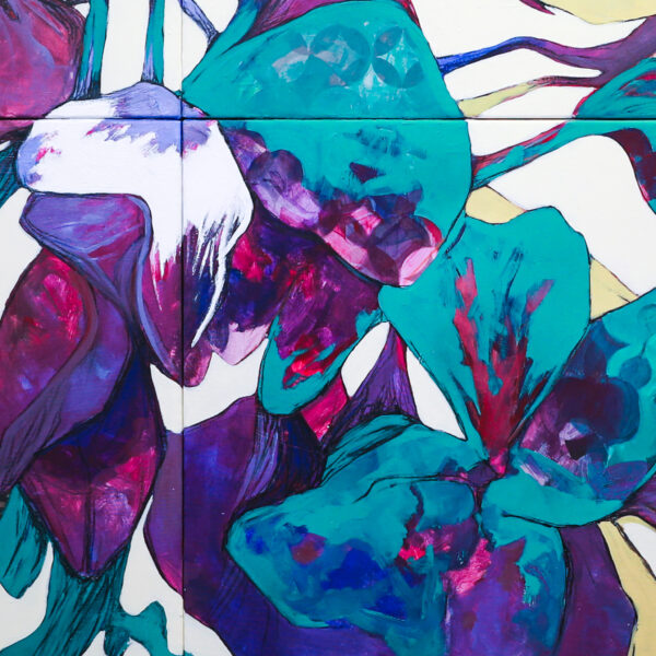 "Herbarium #4" er et originalt kunstverk av kunstner Luis Bivar. Kunstverket viser surrealistiske lilla blomster. Verket består av 4 lerret som kan plasseres slik man ønsker for å få ulikt uttrykk.