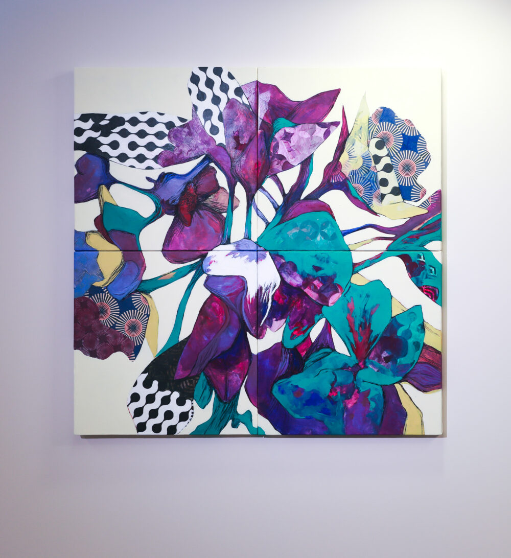 "Herbarium #4" er et originalt kunstverk av kunstner Luis Bivar. Kunstverket viser surrealistiske lilla blomster. Verket består av 4 lerret som kan plasseres slik man ønsker for å få ulikt uttrykk.