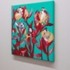 "Herbarium #6 After Sunga" er et lite originalt kunstverk på lerret av kunstner Luis Bivar i Turkis og rødtoner. Motivet er surrealistisk hvor man finner mennesker inne i blomstene.