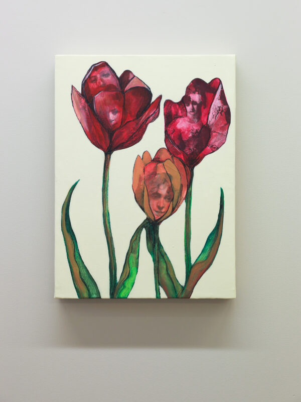 "Herbarium #7" er et lite originalt kunstverk på lerret av kunstner Luis Bivar. Motivet er surrealistiske blomster i rødtoner med mennesker inne i blomstene.