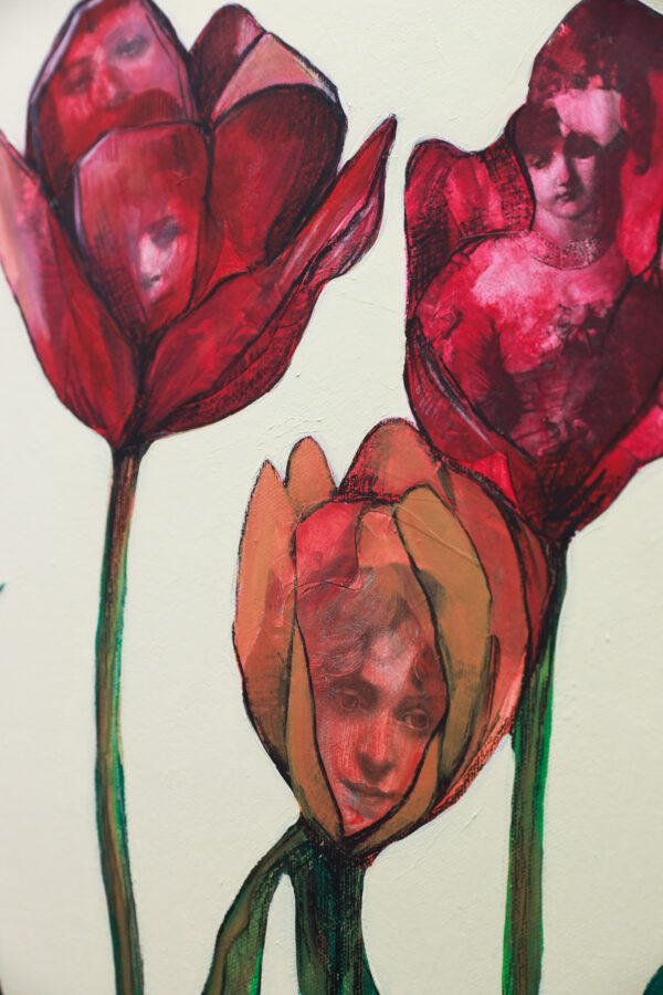 "Herbarium #7" er et lite originalt kunstverk på lerret av kunstner Luis Bivar. Motivet er surrealistiske blomster i rødtoner med mennesker inne i blomstene.