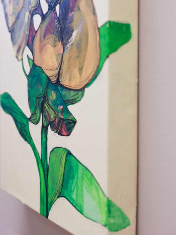 "Herbarium #8" er et lite originalt kunstverk på lerret av kunstner Luis Bivar. Motivet er en surrealistisk blomst i gul og grønn toner