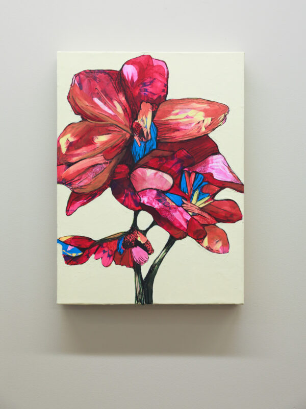 "Herbarium #9" er et lite originalt kunstverk på lerret av kunstner Luis Bivar. Motivet er en surrealistisk blomst i rød og rosa toner med blå detaljer.