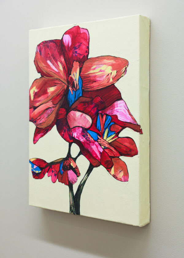 "Herbarium #9" er et lite originalt kunstverk på lerret av kunstner Luis Bivar. Motivet er en surrealistisk blomst i rød og rosa toner med blå detaljer.