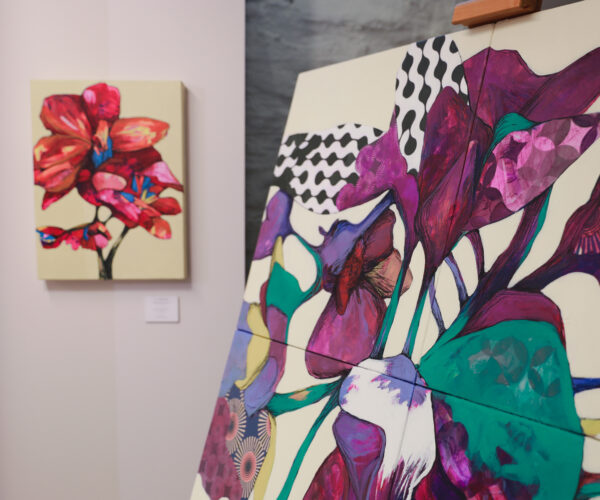 Originale kunstverk av Luis Bivar. Collage på lerret med tema planter og blomster. Rosa, lilla og blå farger.