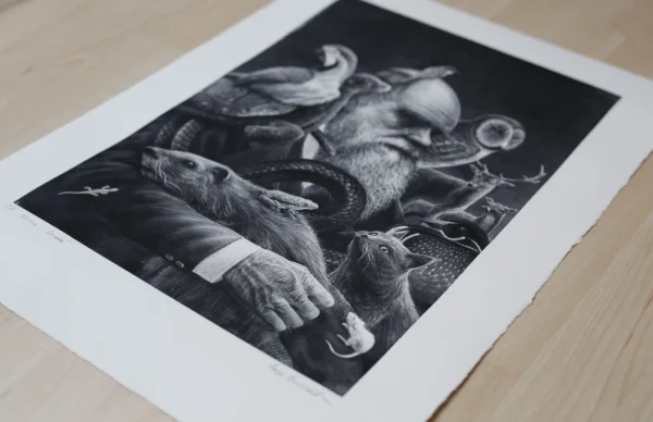 Kunsttrykket "Darwin" av kunstner Børge Bredenbekk viser en mann med mange dyr i sort hvitt farge.