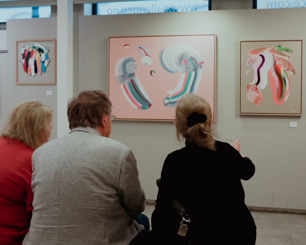 Fra kunstutstillingen Visuelt Møtepunkt med Marit Geraldine Bostad og Jeanette Lafontine. To abstrakte malerier på lerret av Bostad.