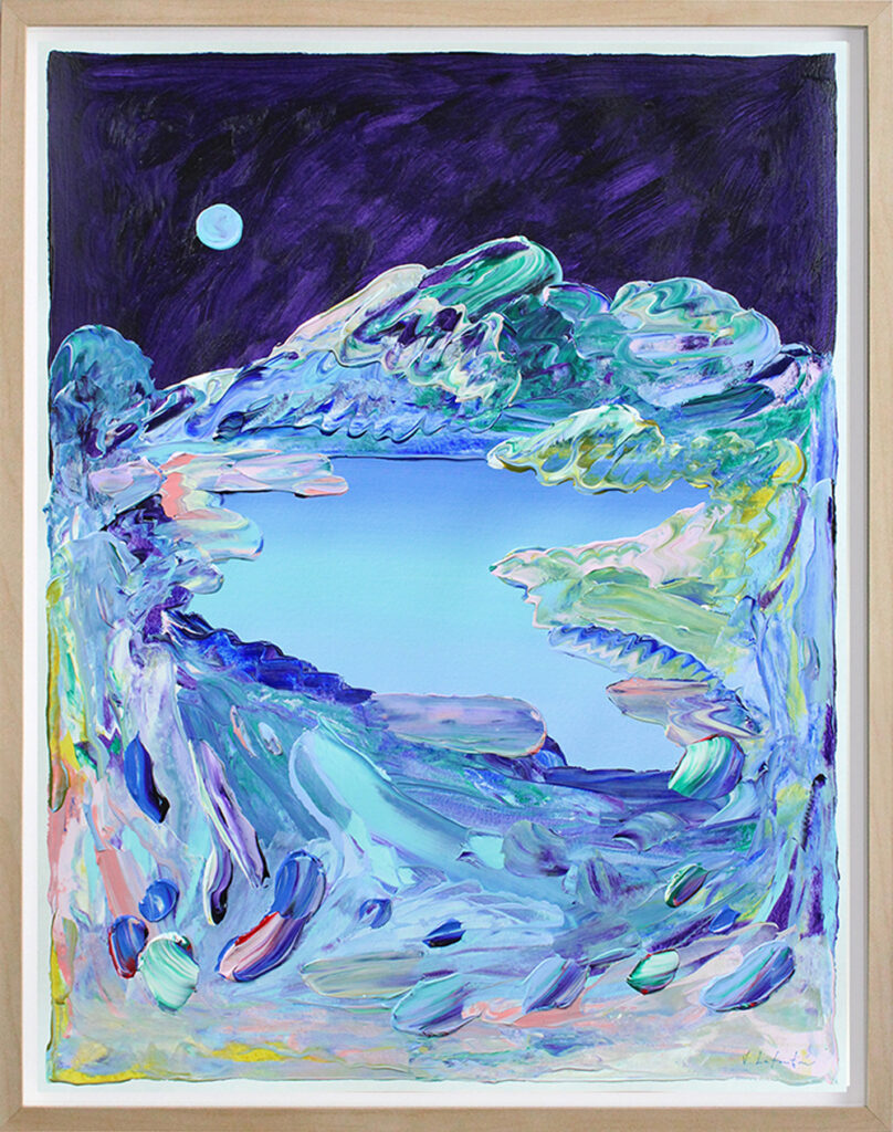 "Night Moon" er et fargerikt og abstrakt maleri på papir av Jeanette Lafontine. Kunstverket viser et fjellandskap med en måne i blåtoner.