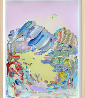 "September Noon" er et originalt maleri på papir av kunstner Jeanette Lafontine i abstrakt stil. Kunstverket er fargerikt med fokus på gul og rosa toner. Verket viser et fjellandskap med en sol