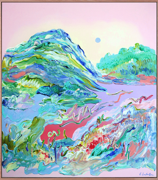 "The Moon and the Mountain" er et fargerikt maleri på lerret av Jeanette Lafontine. Kunstverket viser et abstrakt nordisk landskap i rosa og blå farger.