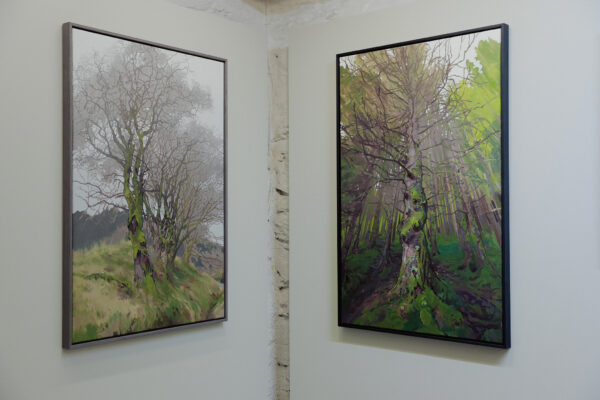 Kunstutstillingen "Raw" av kunstner Nicholas O'Leary viser oljemalerier av norsk landskap med fokus på trær. Soloutstillingen ble vist på Galleri GEO i Bergen