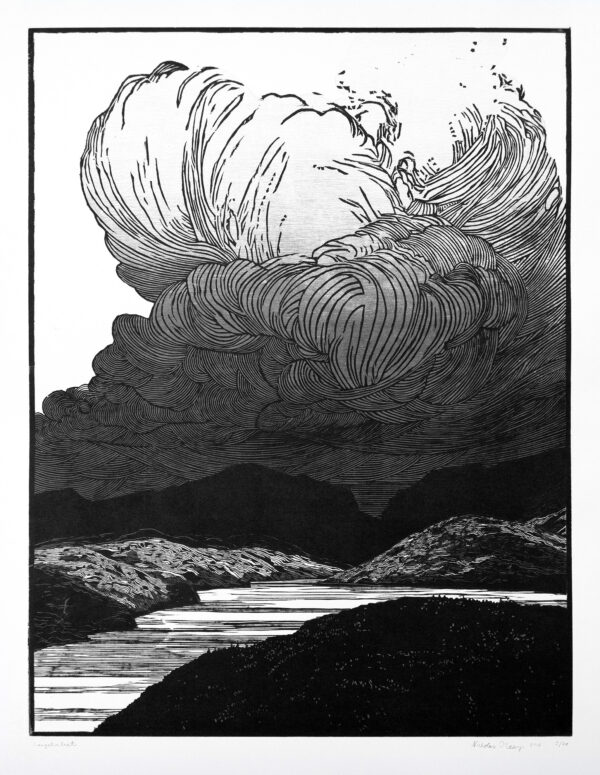 "Langalivatnet" er et tresnitt av kunstner Nicholas O'Leary som viser et landskap med kraftige skyer i sort hvitt.