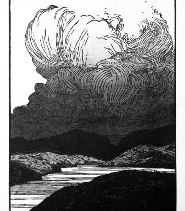 "Langalivatnet" er et tresnitt av kunstner Nicholas O'Leary som viser et landskap med kraftige skyer i sort hvitt.