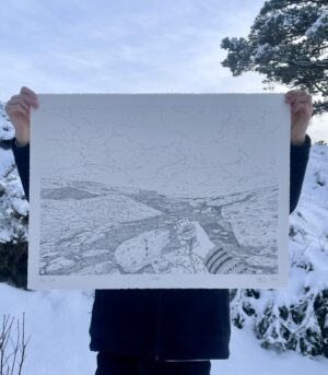 Silketrykket "Vidde" av Anders Wunderle Solhøy viser et norsk fjellandskap og en hånd som holder et kompass