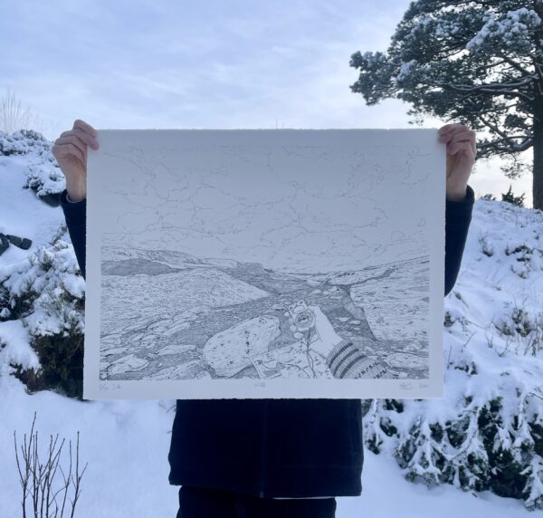 Silketrykket "Vidde" av Anders Wunderle Solhøy viser et norsk fjellandskap og en hånd som holder et kompass