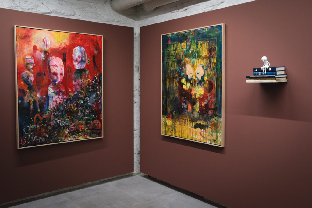 Biblioteksamtaler: Utstilling med Ståle Gerhardsen Kunstutstillingen "Biblioteksamtaler" av Ståle Gerhardsen vises på Galleri GEO i Bergen sentrum. Fargerike malerier på lerret i skjæringspunktet mellom gatekunst og fineart.
